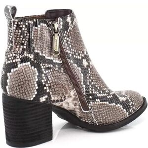 Blondo Waterproof Snakeskin Bootie Women Size 7